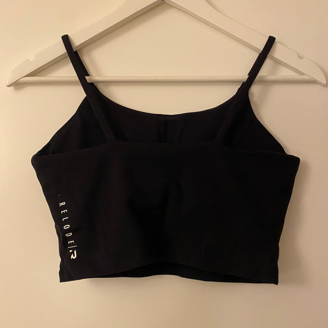 Svart core crop top från RELODE