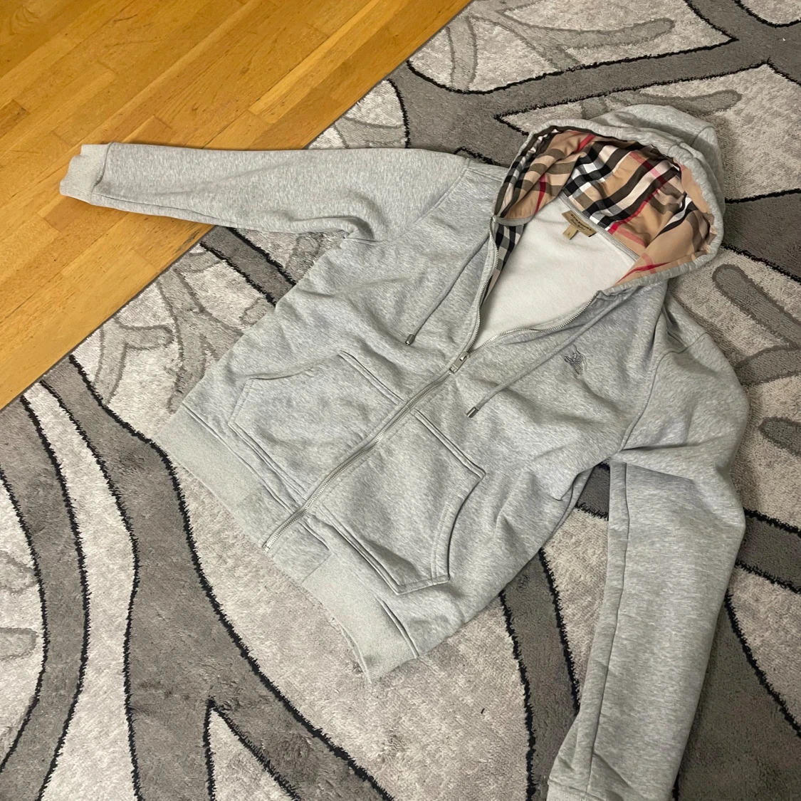 Grå Burberry hoodie med rutig huva