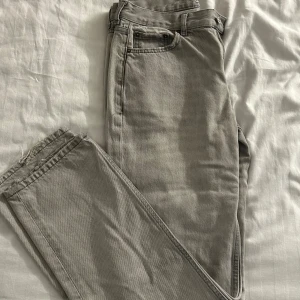 Lågmidjade jeans  - Lågmidjade straight jeans, lite smått slitna längst ner men syns knappt 