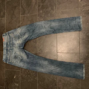 Dondup jeans George skinny fit jeans, blå, stl 32 - Snygga skinny fit jeans från George i tvättad blå färg med slitningar och coola detaljer. Klassisk femficksmodell med orange sömmar och tryckt G-logga bak. Passar dig som gillar en smal siluett och street-inspirerad look.