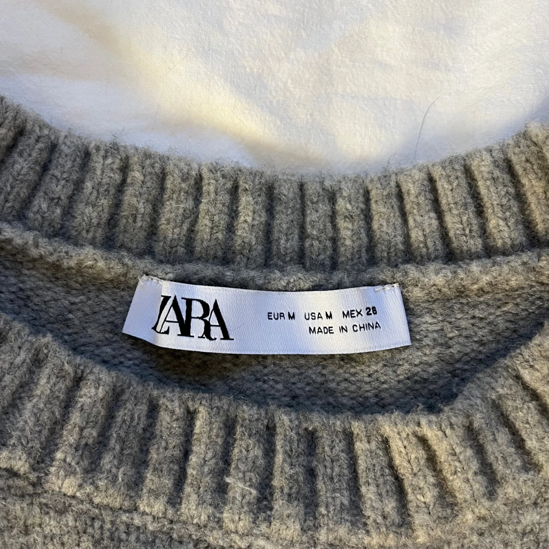 Grå stickad tröja med slits från Zara - 3