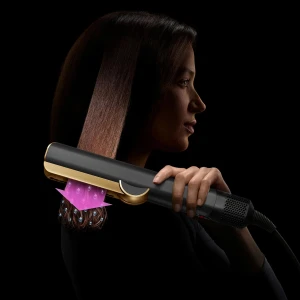 Dyson Airstrait - Dyson Airstrait är en innovativ hårstyler som torkar och plattar håret samtidigt, utan värmeplattor. Med tre temperaturinställningar, justerbar luftflöde, cool shot och olika stylinglägen. Snygg design i flera färger, synligt i nyskick utan slitage eller defekter.