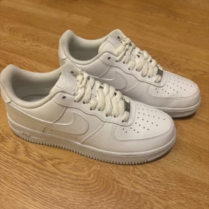 Nike Air Force 1 vita sneakers - Klassiska Nike Air Force 1 sneakers som passar till allt. Jätte bra skick, använt fåtal gånger. Hör av dig vid frågor!  