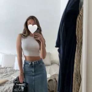 Vit croppad linnetopp - Vit croppad linnetopp utan ärmar från ZARA! 