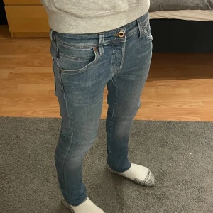 Jack and Jones jeans - Jack & Jones jeans slim Glenn storlek w28 l30 skick 8/10 pris kan diskuteras meddela mig vid frågor eller funderingar.