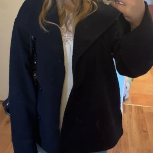 Marinblå kappa från gina - Snygg marinblå kappa från gina young. Perfekt för dig som gillar stilrena och klassiska plagg med modern touch. Materialet känns mjukt och har en lite tjockare struktur. Knappt använd och säljer då den inte kommer till användning. Pris kan diskuteras 🫰🏻
