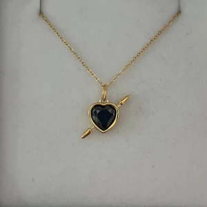 Maria Nilsdotter ”Rebel Love” inspirerat halsband  - Aldrig använd, guldpläterad och tillverkad av rostfritt stål. Kedjans längd 40+5 cm och nickelfri. Om du har fler frågor, tveka inte att höra av dig 🤗