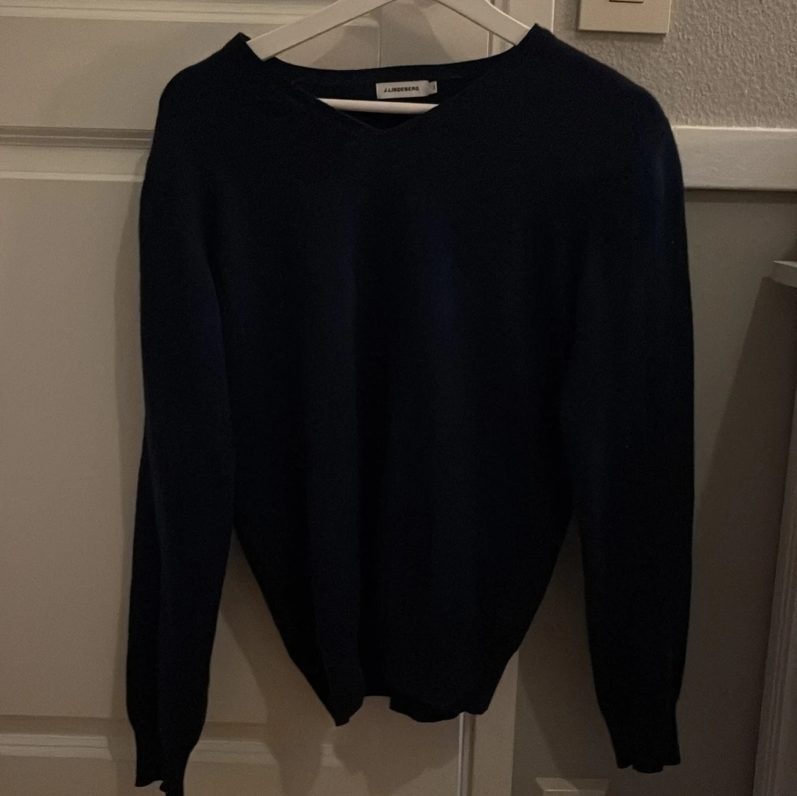Marinblå v-ringad tröja J.Lindeberg
