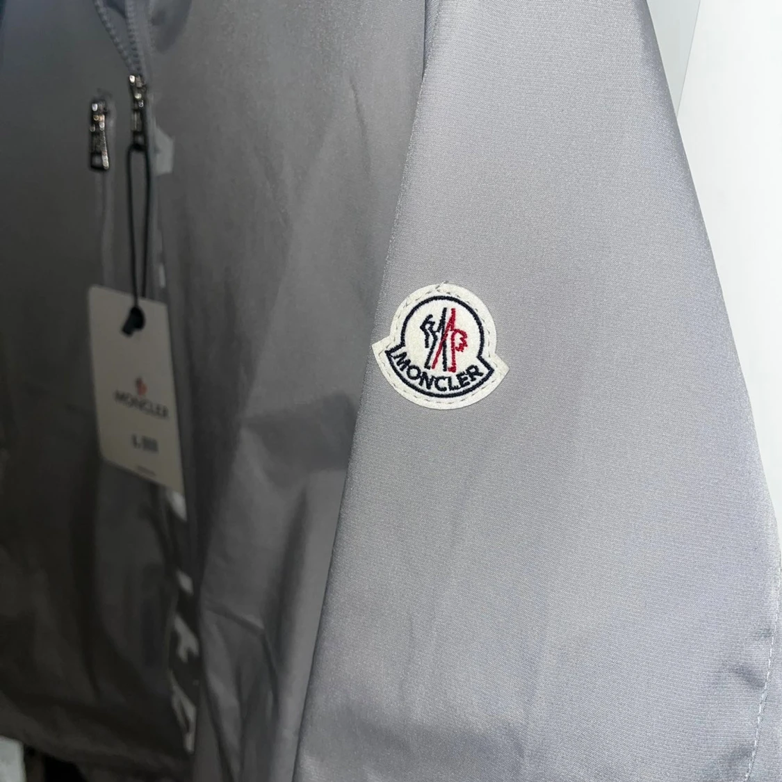 Grå vindjacka Moncler med huva - 1