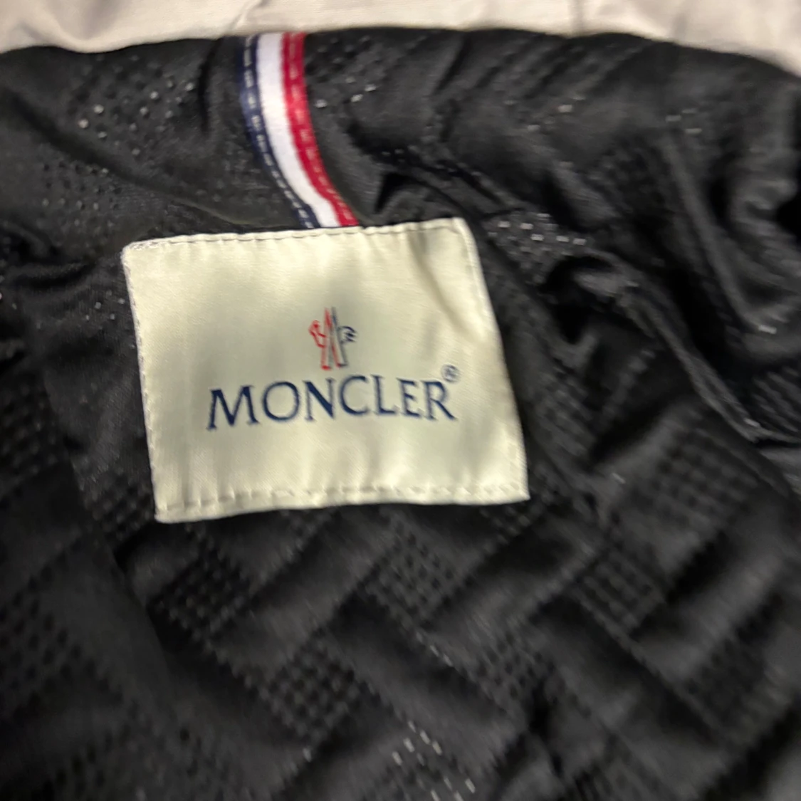 Beige vindjacka från Moncler - 3