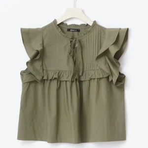 Olivgrön volangblus från Gina Tricot - Supersöt olivgrön blus med volangdetaljer och knytning fram vid halsen. Blusen är ärmlös med breda volangärmar och har fina rynkade detaljer över bröstet. Storlek XS och bara använd et par gånger, som ny skick. Skriv för fler bilder och prisförslag💗