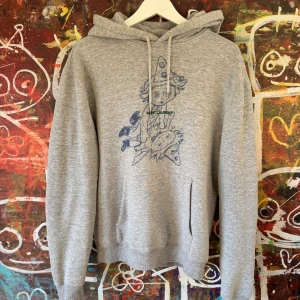 Saint Laurent hoodie  - Intressekoll!!! Riktigt eftertraktad och snygg Saint Laurent hoodie. Storlek M, sitter lite mindre skulle jag säga! Fint skick. Bara att höra av sig till oss vid minsta funderingar😁 Säljer bara till rätt pris!!