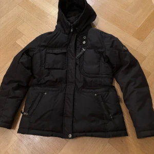 Hollies jacka utan päls - En mycket fin jacka från stockholms märket Hollies. Den är väldigt välgjordJackan är i väldigt bra skick har hsr knappt används någonting. Den är perfekt för hösten och kommande vintern då den håller dig varm och är mycket snygg. Jackan har mycket snygga detaljer och flera fickor både på utsidan o på insidan. Jackan är storlek 16 som motsvarar 165-175 ungefär. Den passar mycket bra till 170cm. Jackan kostar ny mellan 4500 och 5500kr. Skriv gärna för fler bilder som t.ex på små detaljer elr info.