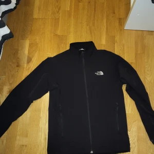 Svart vindjacka från The North Face - Kan användas som både jacka och tröja, fantastiskt material!  Storlek S i mycket bra skick 
