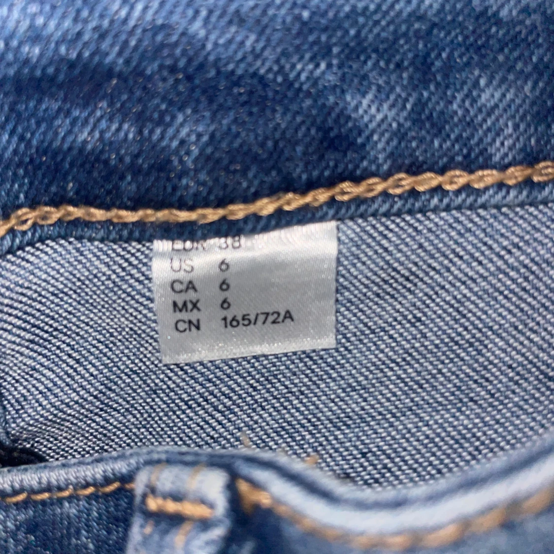 Jeans med slitningar  - 2