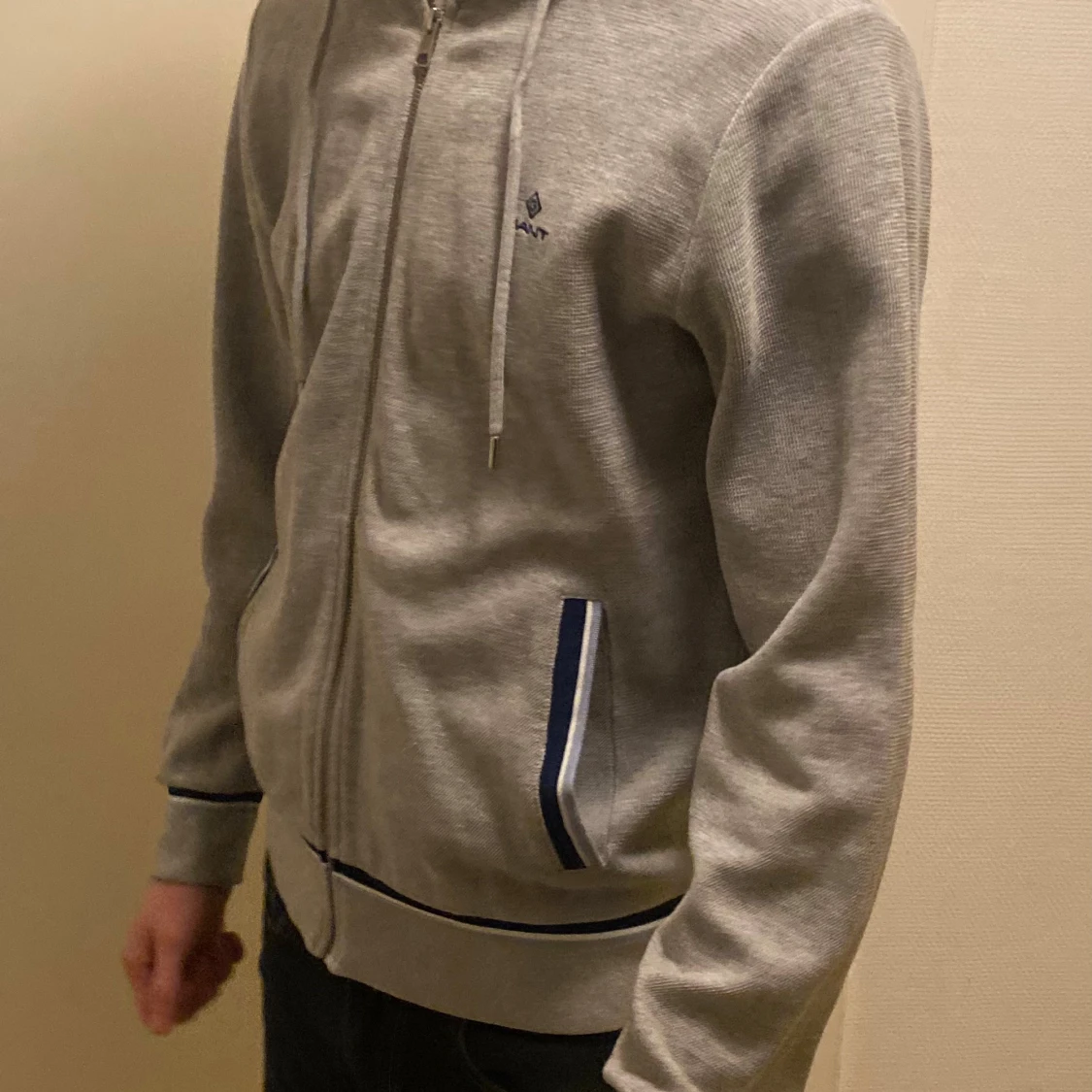Grå hoodie från Gant med dragkedja - 2
