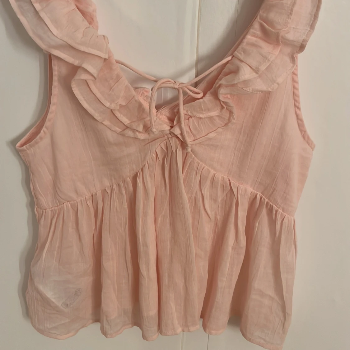 Ljusrosa volangblus med knyt - 1