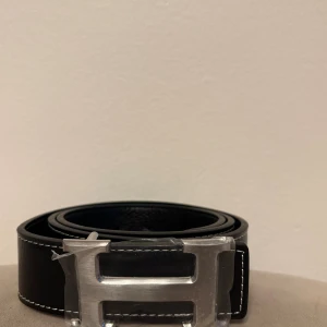 Svart bälte - Stilrent svart bälte, oanvänt och i fint skick. Snygg detalj som lyfter vilken outfit som helst. Fraktas samma dag.  Kan diskuteras vid snabb affär 💯