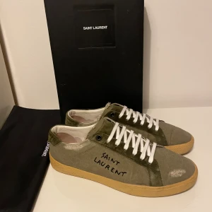 Gröna Saint Laurent skor  - Säljer nu dessa Gröna Saint Laurent skor där box och dustbag ingår, skriv för fler bilder/frågor🙌🏼