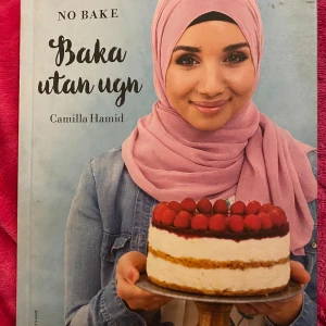 No Bake: Baka utan ugn - No Bake Baka utan ugn av Camilla Hamid 🍰 Superenkla och goda recept som inte kräver ugn! Perfekt för dig som vill baka tårtor, pajer och godsaker utan krångel. Allt blir lika gott om inte godare! 💕