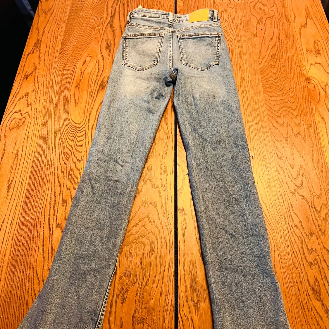 Gråa jeans med hål - 3