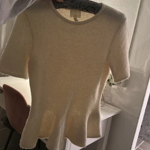 Ribbad vit topp med volangkant -  Aldrig använd!