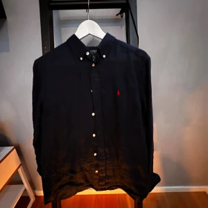 Polo Ralph lauren linne skjorta - Fint skick kvitto och prislappen finns ! Skriv för eventuella frågor eller byten! Köpt på kidsbrandstore linne skjorta 