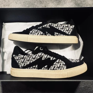 ⚡️Zadig & Voltaire⚡️|| Sneakers i storlek 38 ||⚡️ - Snygga sneakers från Zadig & Voltaire i storlek 38 med svart och vit zigzag-mönster, svarta mockadetaljer och snörning.⚡️Skorna har en rund tå och platt sula i beige ton.⚡️ Märkeslogga på plösen och cool kontrast mellan material och färger.⚡️Priset kan diskuteras vid snabb affär. ⚡️Dustbagen och skokartongen ingår☺️