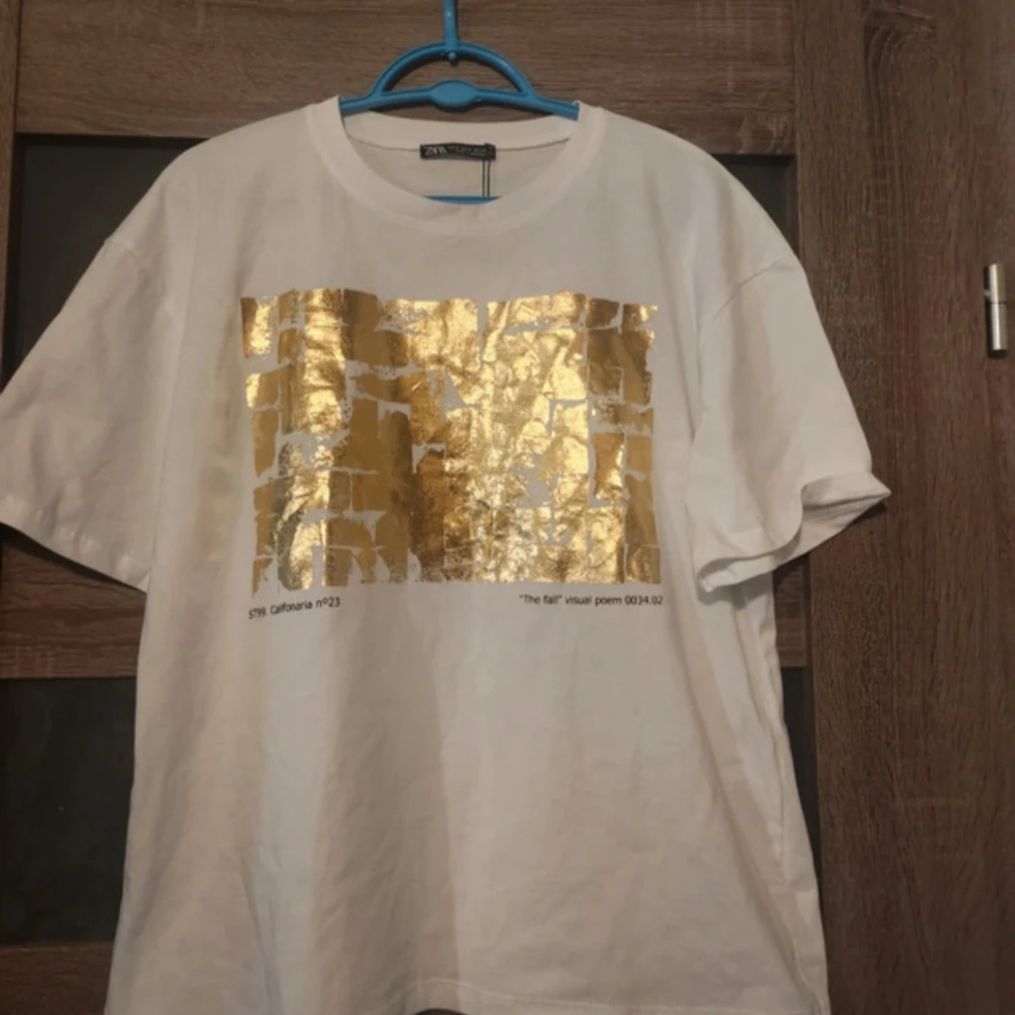 Vit t-shirt med guldtryck från Zara - 1