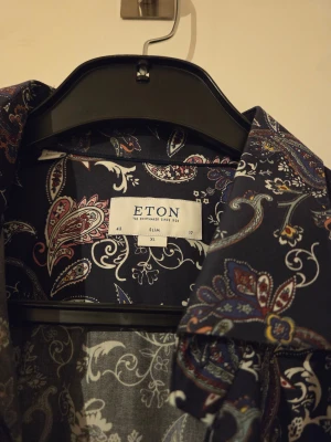 ETON skjorta XL slim - ETON skjorta XL slim(43) , endast använd ett par gånger. Rökfritt hem. Kika gärna på mina andra annonser.