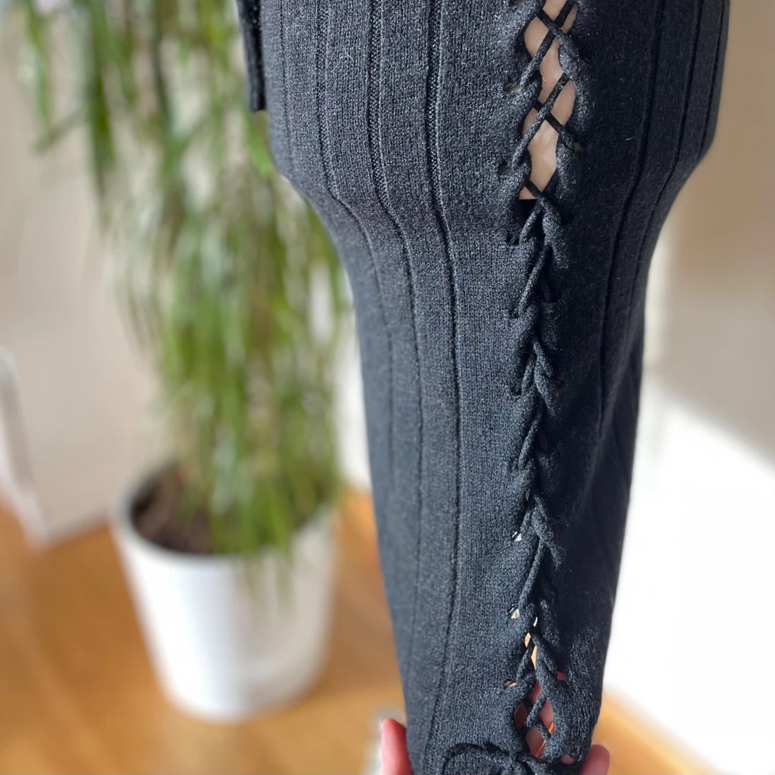 Svart ribbad långärmad klänning - 1