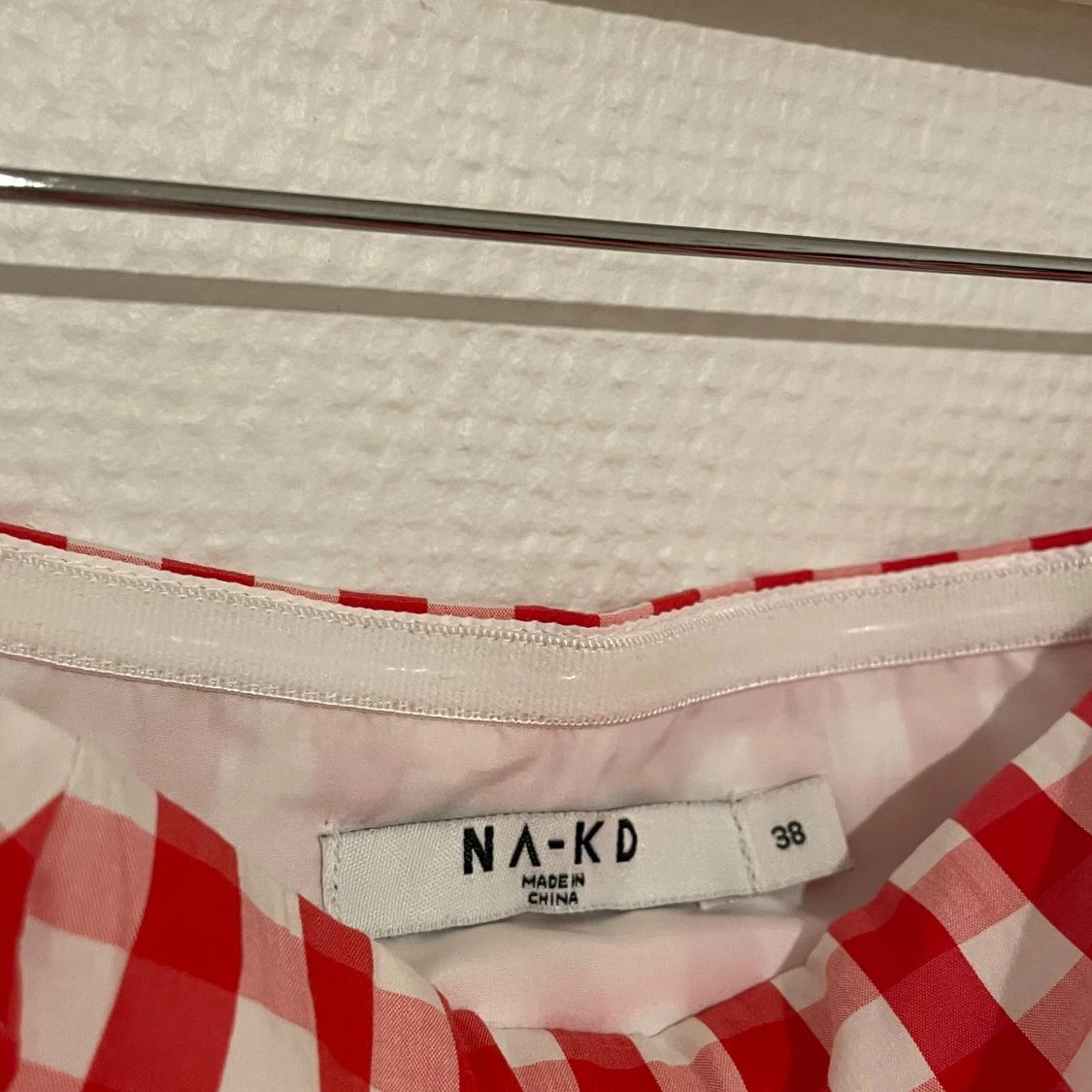 Rutig röd strapless topp från NA-KD - 1