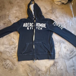 Abercrombie fitch zip tröja vintage  - Väldigt fint skick på tröjan, den sitter som en S. Tveka inte på att höra av dig vid frågor 