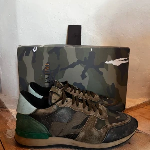 Valentino rockrunners  - Skick: 8/10, använda men i bra skick | Storlek 42 | Nypris +- 7000:- | Ingår: Box, kort |