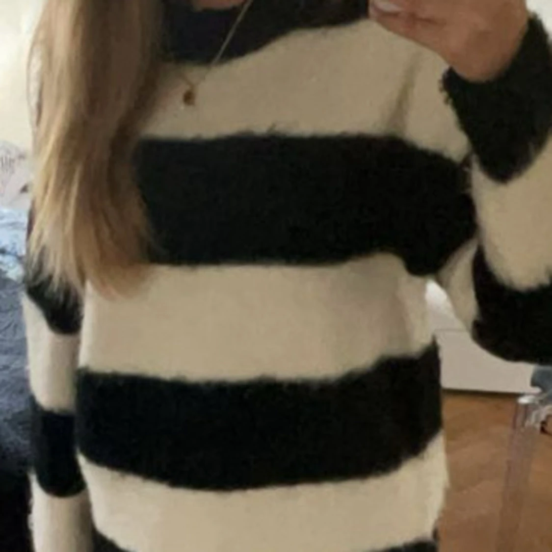 Svartvit randig stickad tröja - 1