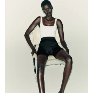 Vit body Zara - Skitsnygg body från Zara. Använd max 3 gånger. Skriv gärna om du har frågor☺️☺️