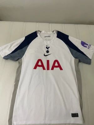 Spurs Hemma Tröja 25/26  - En Spurs tröja jag köpte under sommaren, men jag har nu gått ner i vikt och den har blivit stor på mig!