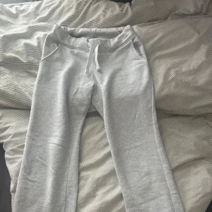 Russemurch grå - Säljer dessa Snygga ljusgrå mjukisbyxor från R i storlek XS. Dom ser helt nya ut 