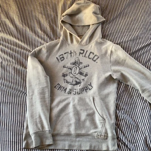 Ralph lauren hoodie - Hoodie från Ralph laurens äldre märke denim & supply i storlek S riktigt fin hoodie 