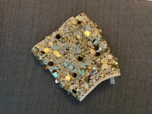 Glittrig kjol med paljetter - Säljer en superglittrig skjorta i guld med stora och små paljetter över hela ytan. Perfekt för att sticka ut och få all uppmärksamhet. Materialet är syntet och  har en ljus bas under paljetterna.