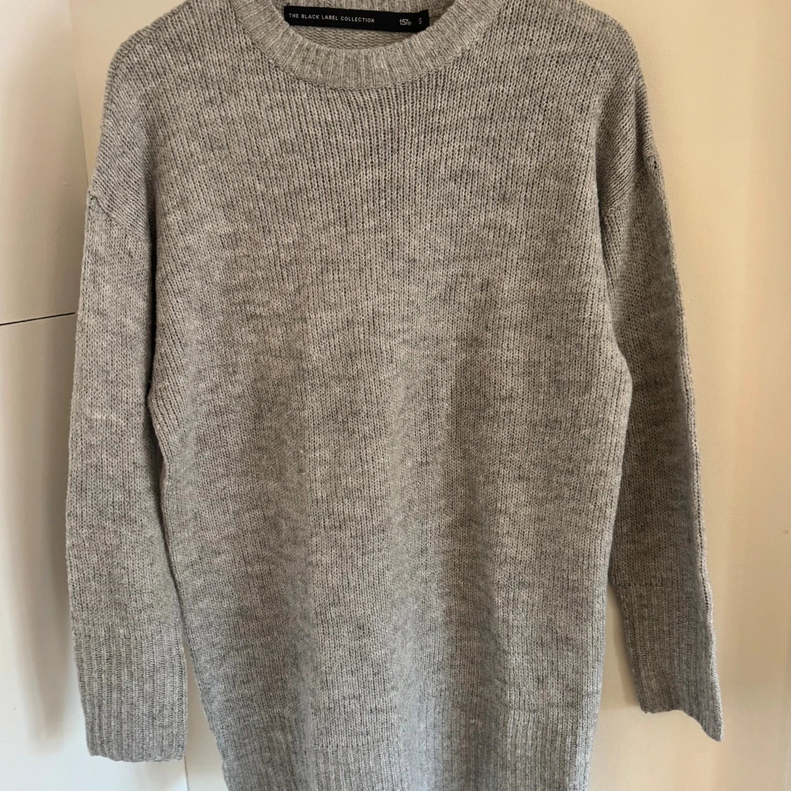 Grå stickad tröja från The Black Label