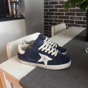 Golden goose skor  - Säljer nu dessa sjukt populära Golden goose som passar till allt i mycket fint skick | skick - 9/10 | storlek - 43 | inget og tillkommer| skriv vid frågor och funderingar ! 