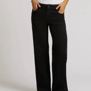 Svarta wide jeans från True Religion - Snygga svarta jeans från True Religion. Modellen har normal passform och midwaist, med tydlig logopatch baktill. Endast använd ett fåtal gånger och säljer då jag har ett till par:)