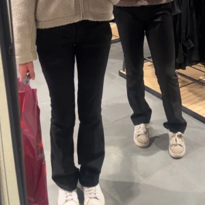 Svarta bootcut kostymbyxor  - Säljer ett par svarta jättwlågmidjade kostymbyxor, är 175 och de är långa i längden💗TAR BARA EMOT SWISH!☺️