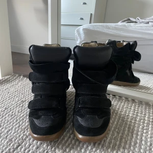 Isabel Marant skor - Isabel marant Beckett sneakers. Fint skick men har några defekter som ni kan se på bilden. Fläcken går säkert att få bort med mockatvätt. Har tyvärr inte förpackning eller kvitto kvar, men ni kan se ”äkthetsbevis” i form av texten på sulan. Storlek 39 men passar mig som vanligtvis har 37/38 utan problem.