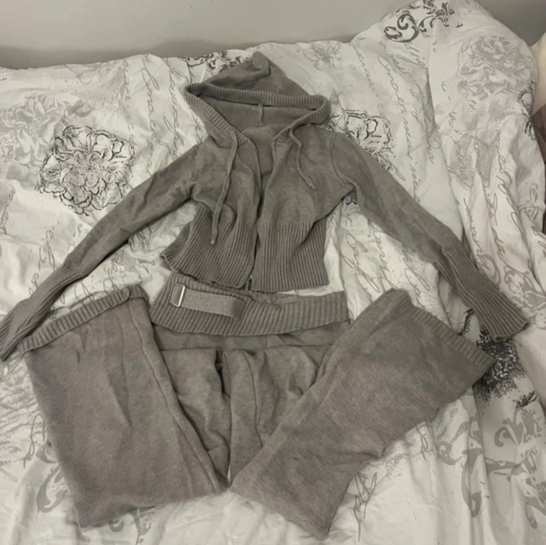 Grå stickad mjukisset