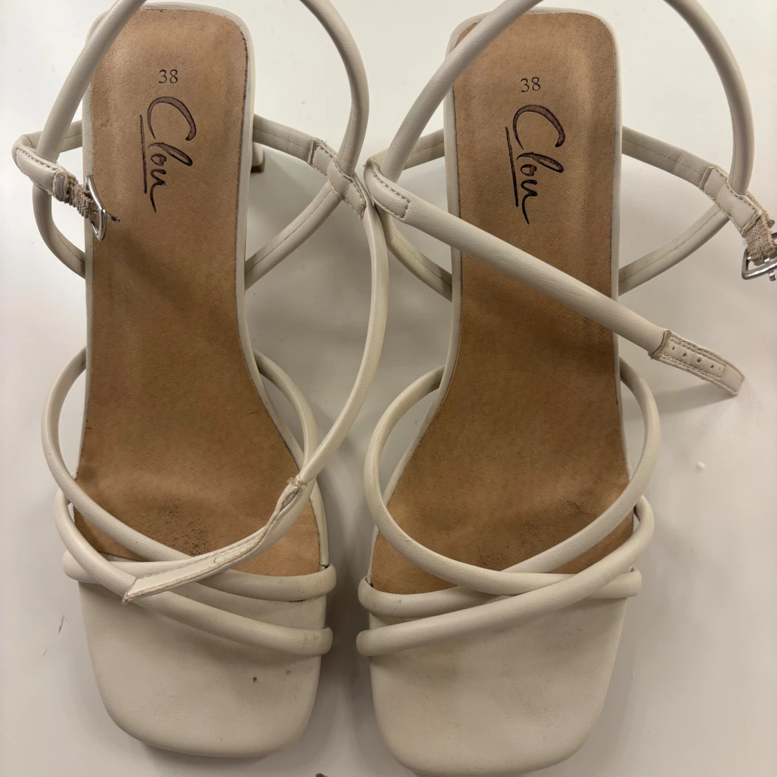 Beige sandaler med klack från Clou