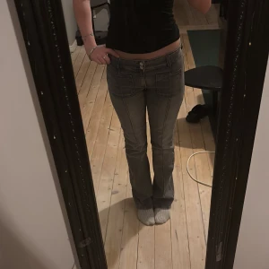 Jeans - Säljer dessa lågmidjade-midwaist bootcut jeans pga att de inte används. De är i ett bra skick och har inte används jätte många gånger❤️
