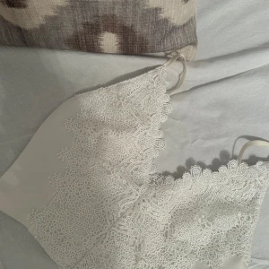 Cropped top  - Cropped top med spets, super söt till sommaren 🤍