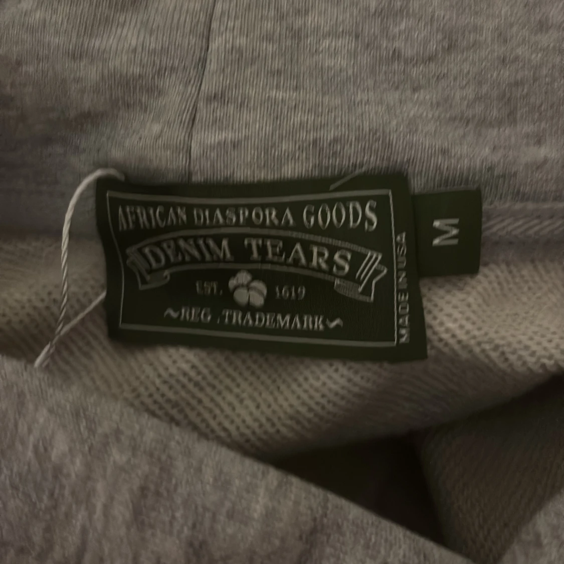 Grå hoodie med vita blommor  - 2